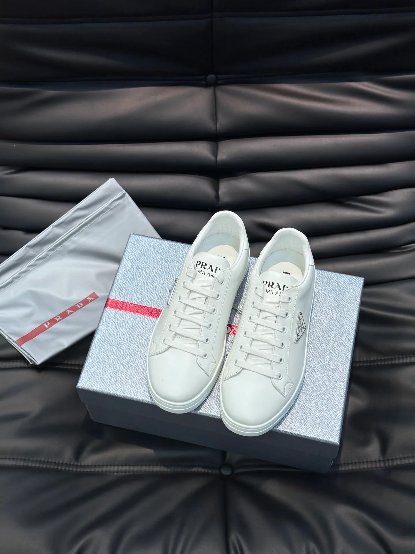 Men's shoes 💰p360 "Men's shoes 💰pRAD*" Prada's new high-end men's casual sports shoes. This leather sports shoe uses calfskin upper. The body of the shoe interprets the Prada letter brand logo from multiple angles. The brand logo is embellished on one side of the upper, all explaining the brand style. Sheepskin lining, lightweight, comfortable and durable! Size: 38-44